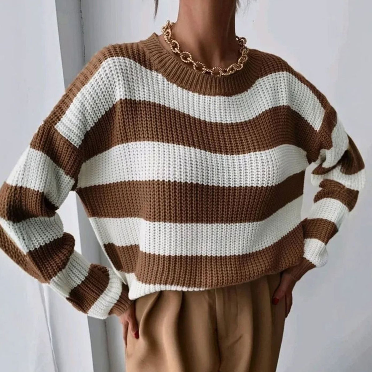 Damski sweter dzianinowy w paski o luźnym kroju z okrągłym dekoltem