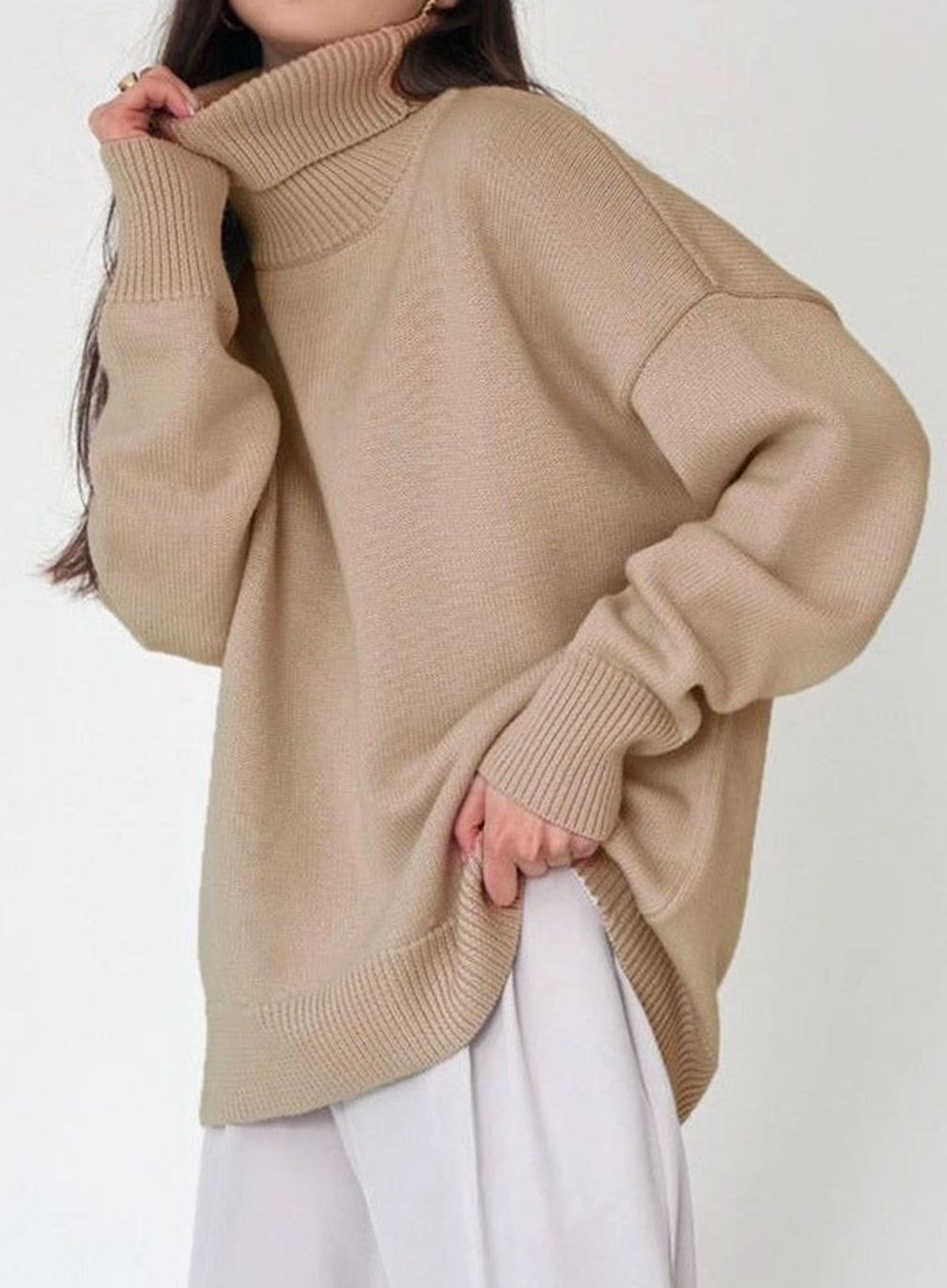 Damski sweter oversize z golfem z prążkowanej dzianiny