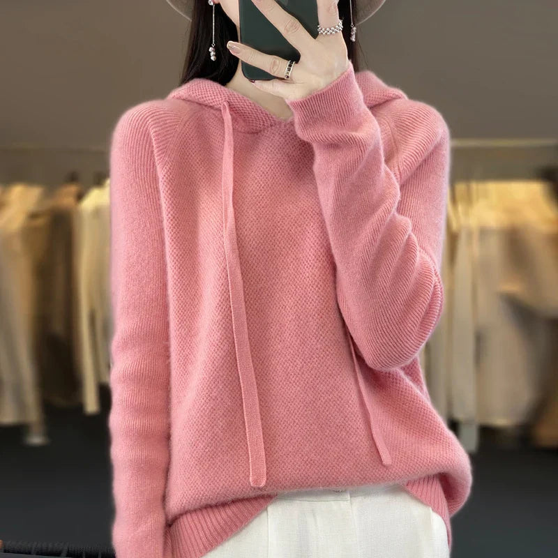 Dzianinowy sweter z kapturem o miękkiej fakturze