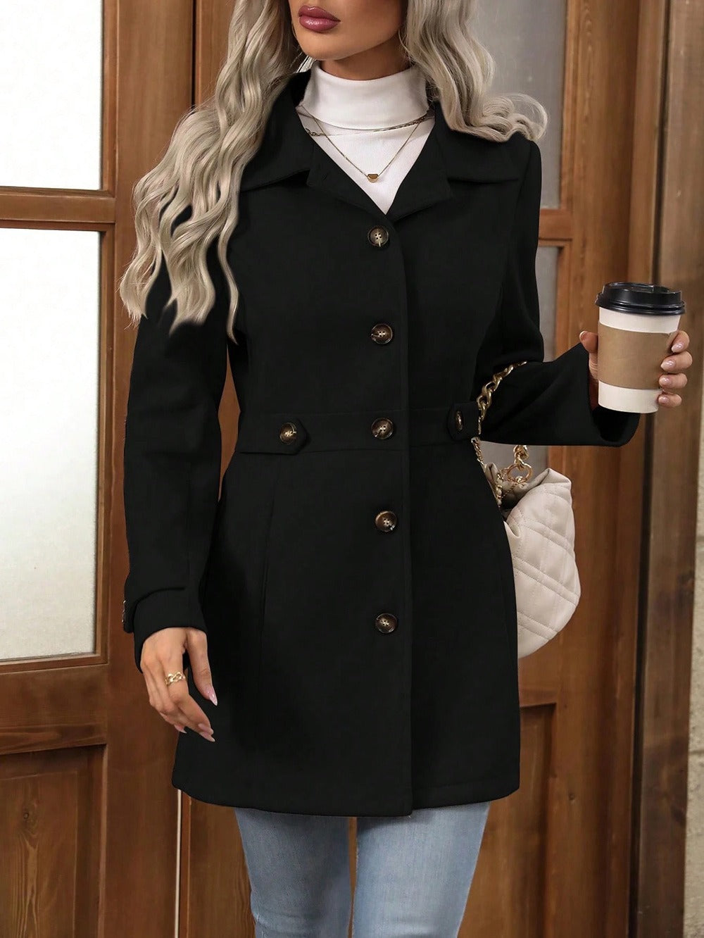 Elegancki płaszcz damski o dopasowanym kroju z zapięciem na guziki z przodu