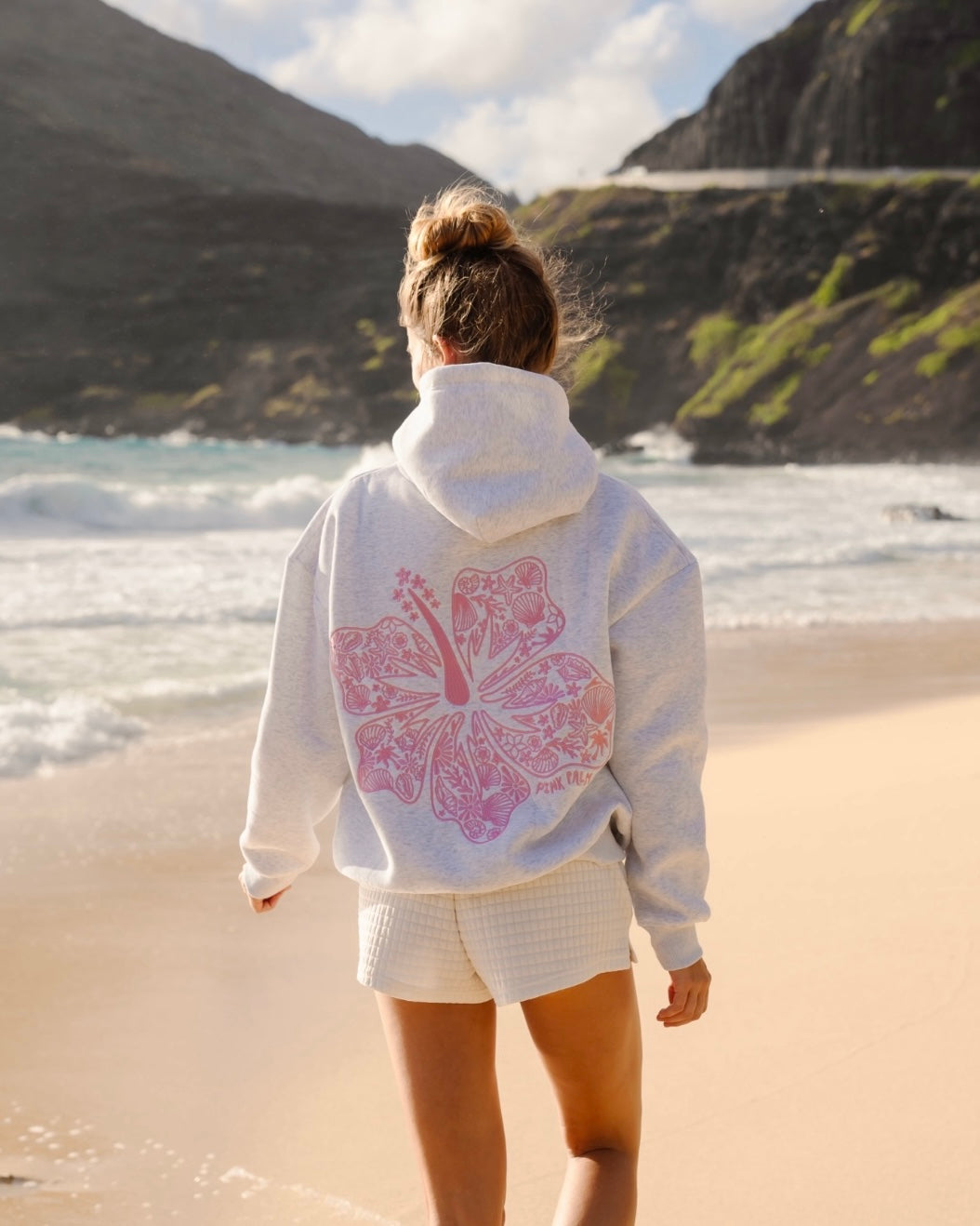 Bluza z kapturem oversize z tropikalnym nadrukiem – wygodny streetwear