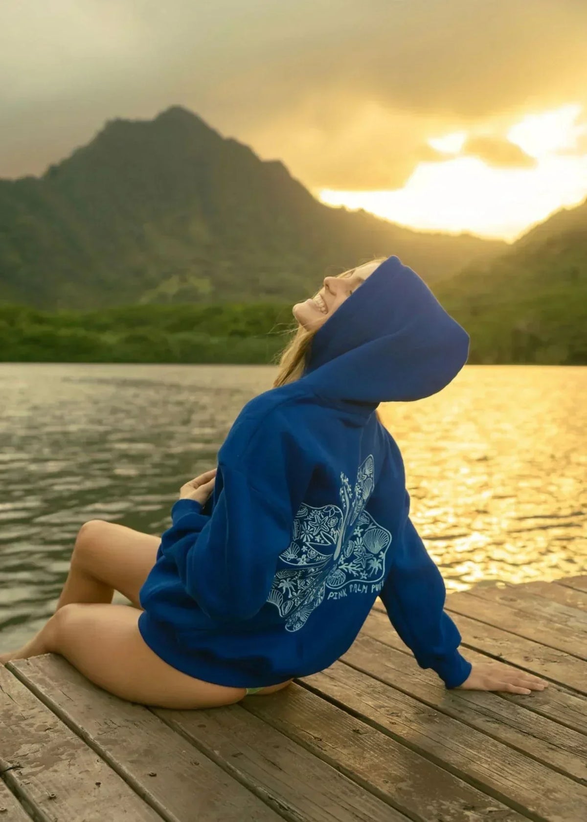 Bluza z kapturem oversize z tropikalnym nadrukiem – wygodny streetwear