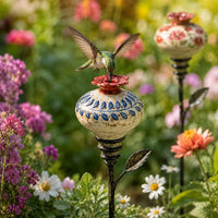 Ceramiczny karmnik dla kolibrów na paliku ogrodowym w stylu vintage