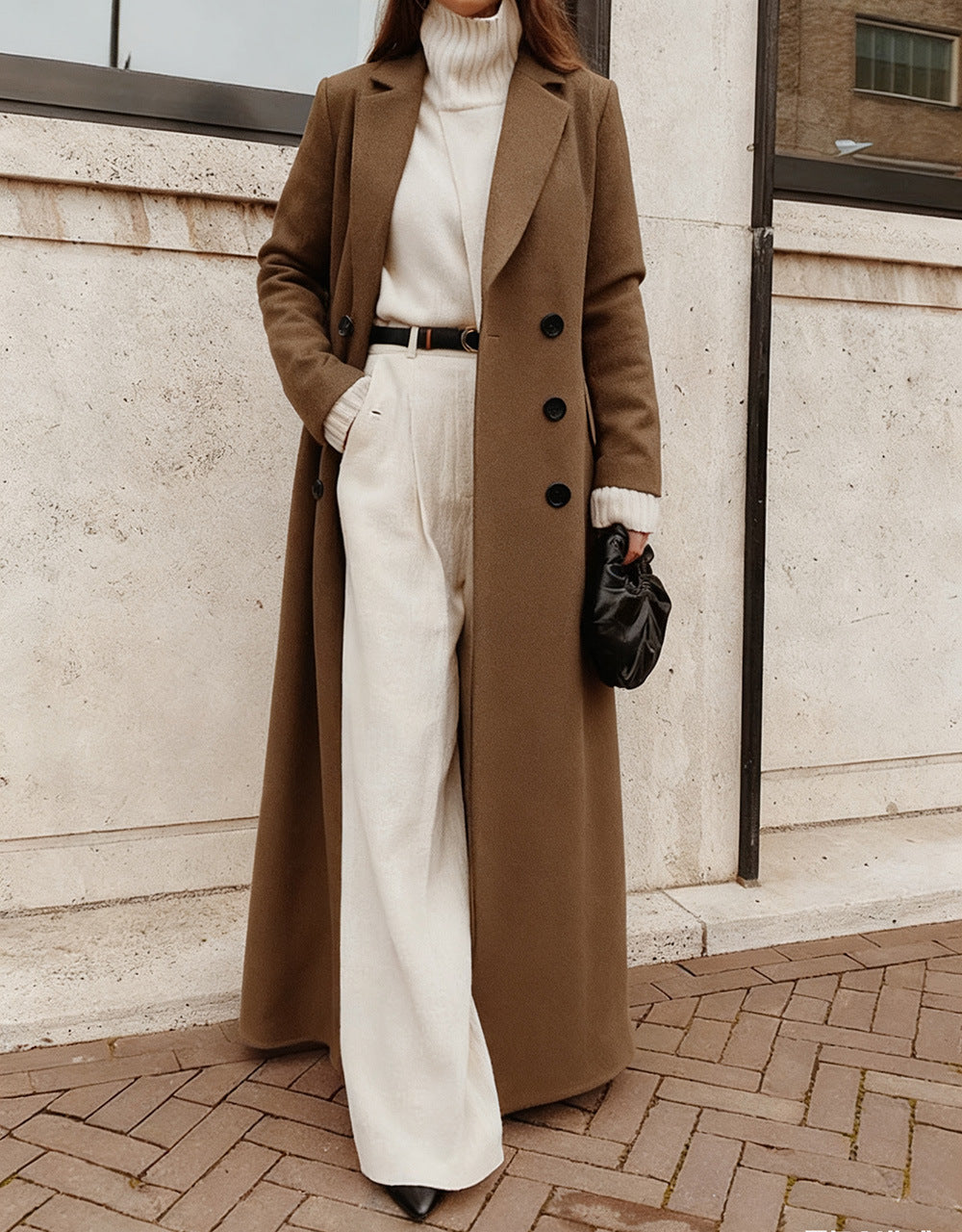 Długi wełniany płaszcz damski – dwurzędowy, z głębokimi kieszeniami