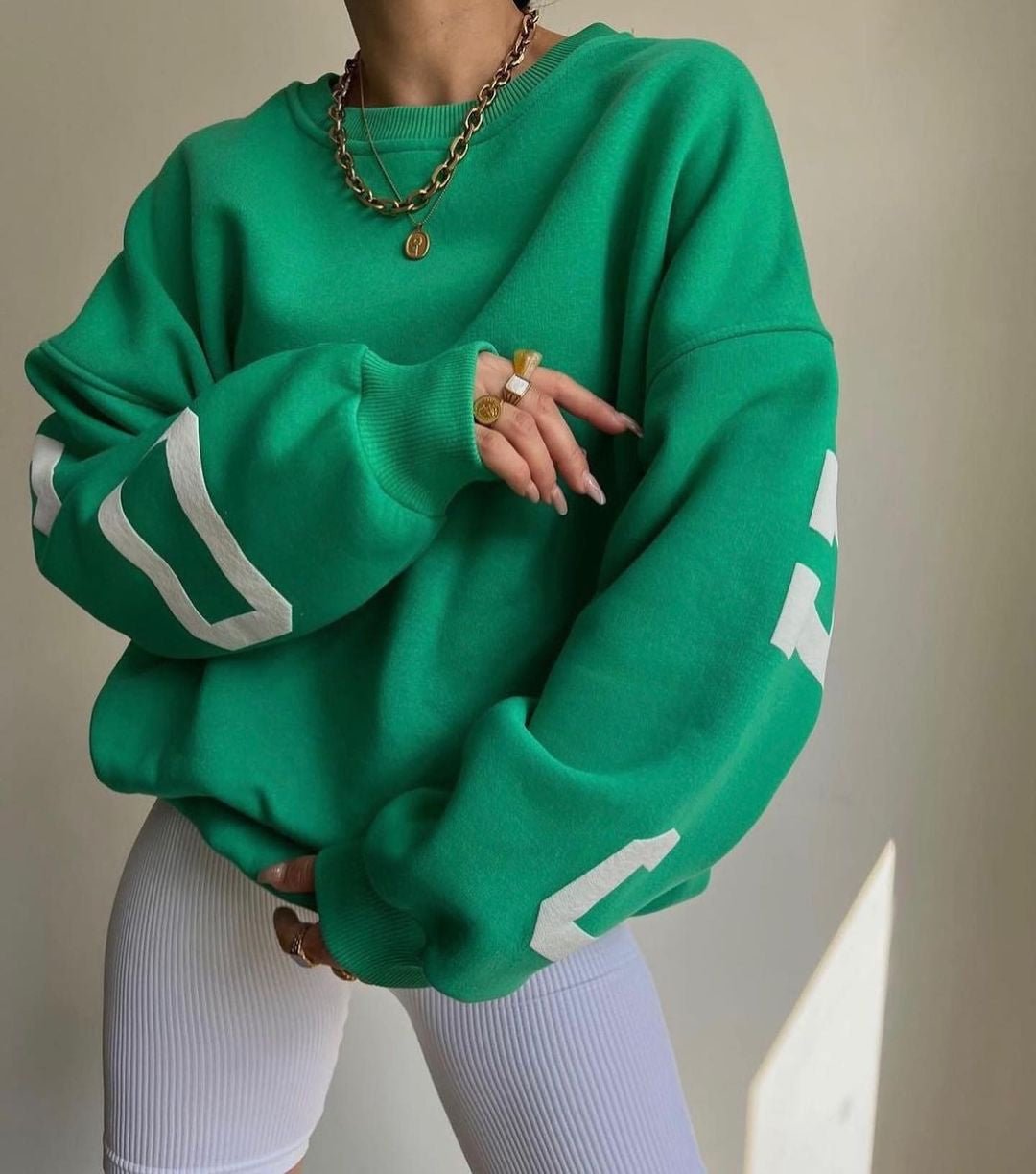 Damska bluza oversize z okrągłym dekoltem ocieplana polarem z rękawami w stylu varsity