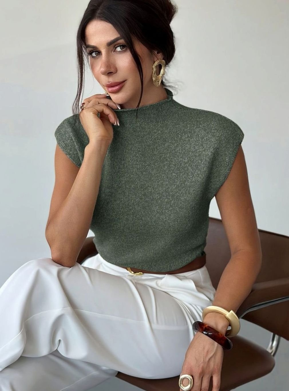 Damski dzianinowy sweter bez rękawów z półgolfem