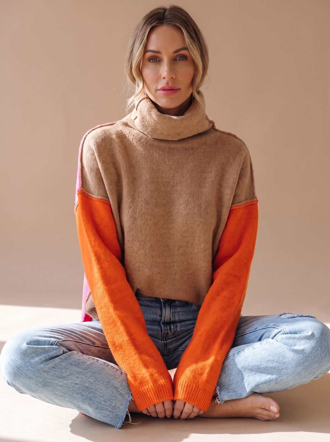Damski dzianinowy sweter z golfem o luźnym kroju color block
