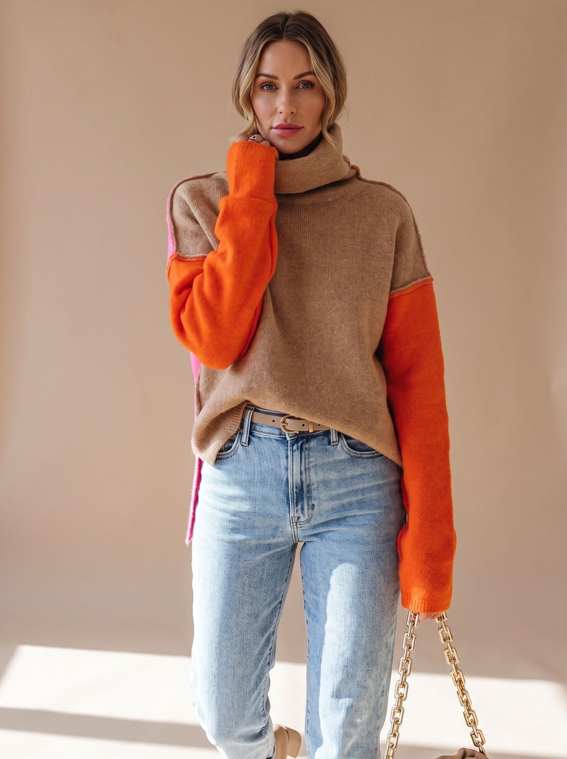 Damski dzianinowy sweter z golfem o luźnym kroju color block