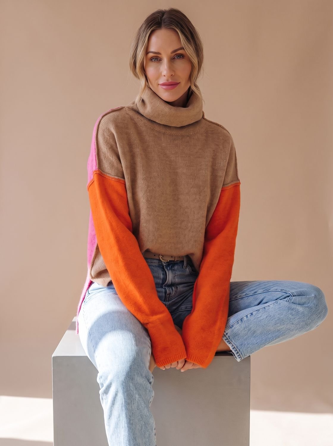 Damski dzianinowy sweter z golfem o luźnym kroju color block