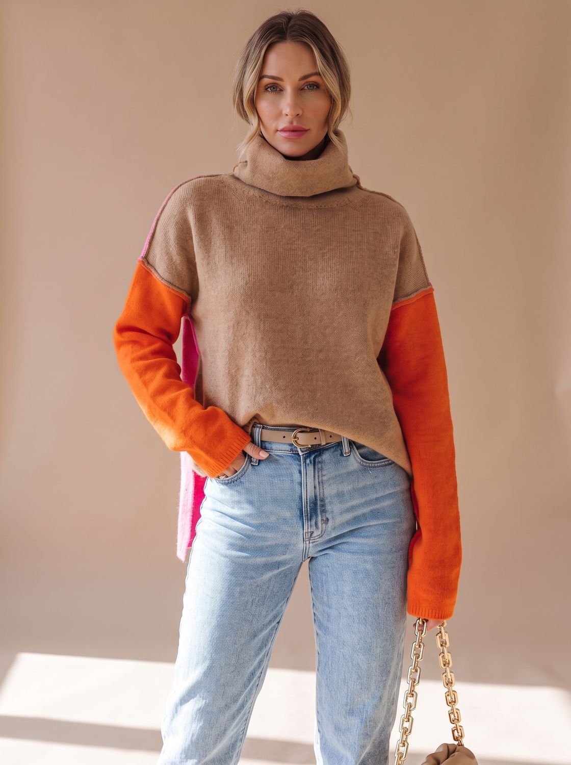 Damski dzianinowy sweter z golfem o luźnym kroju color block