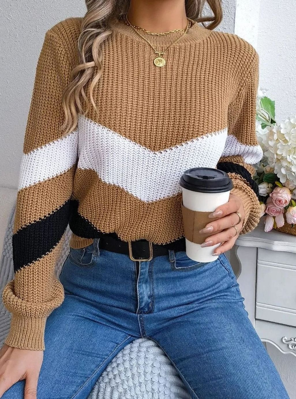 Damski dzianinowy sweter z okrągłym dekoltem color block we wzór w zygzak