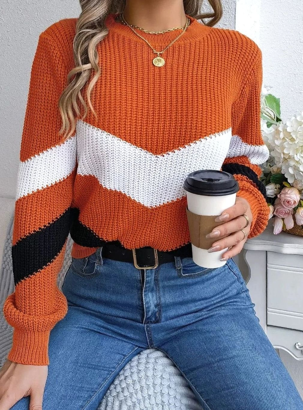 Damski dzianinowy sweter z okrągłym dekoltem color block we wzór w zygzak