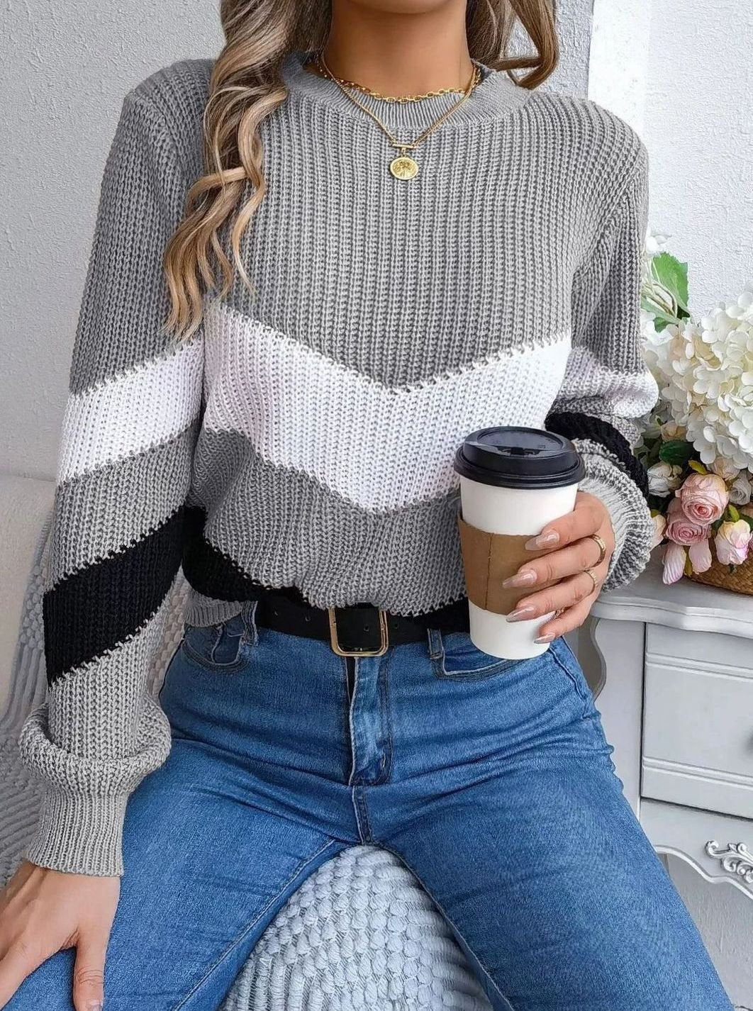 Damski dzianinowy sweter z okrągłym dekoltem color block we wzór w zygzak
