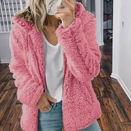 Damski płaszcz oversize z polaru teddy z kapturem zapinany na zamek