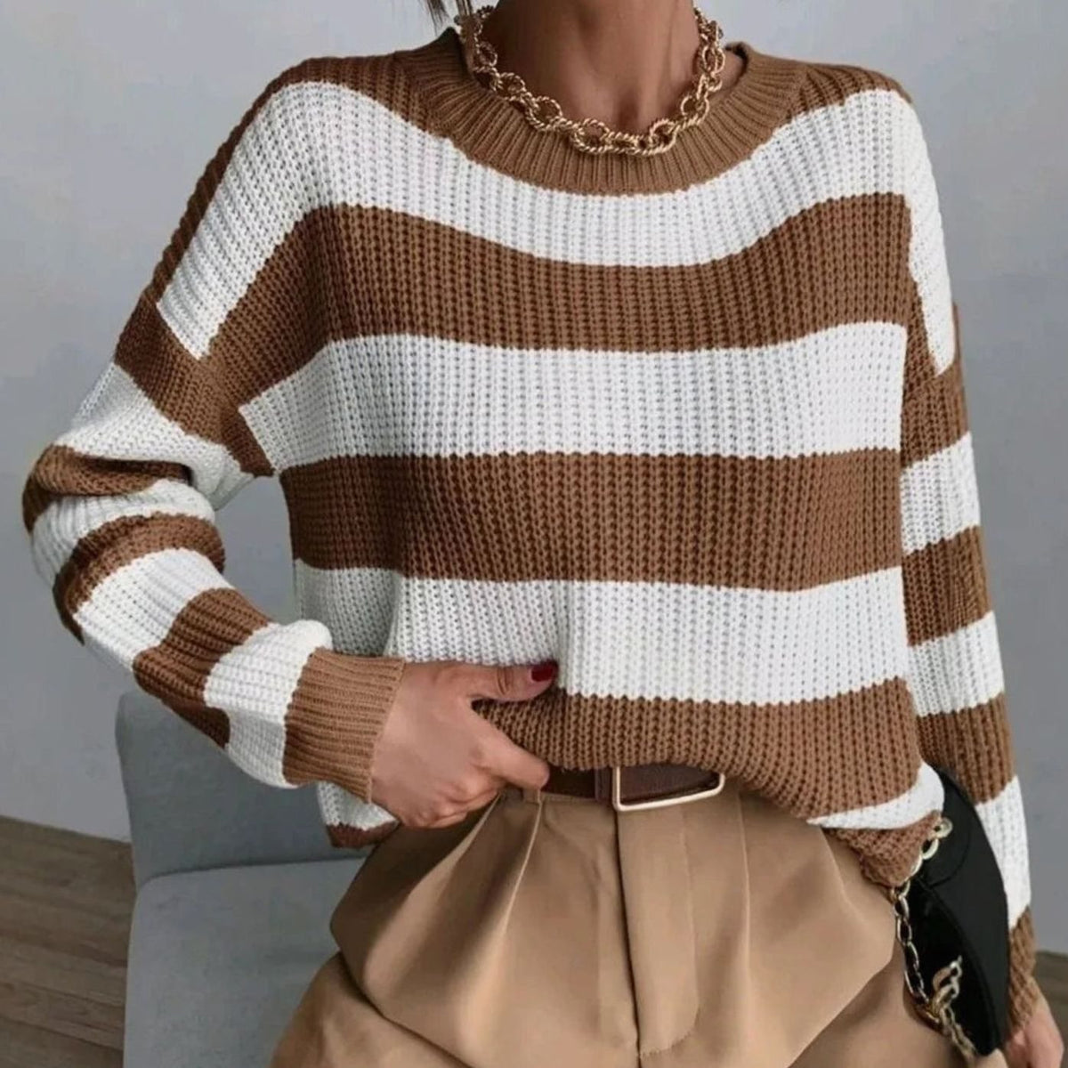 Damski sweter dzianinowy w paski o luźnym kroju z okrągłym dekoltem