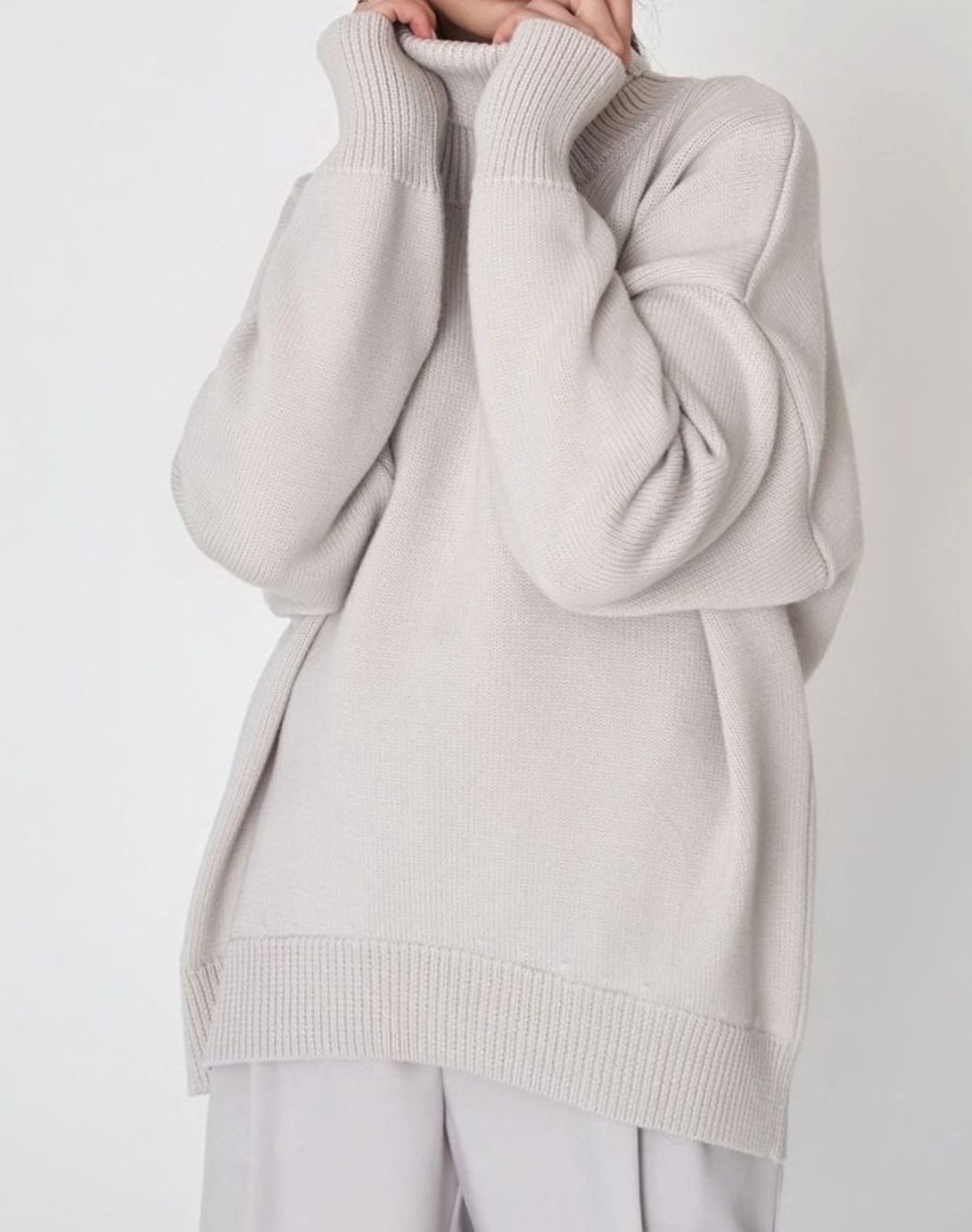 Damski sweter oversize z golfem z prążkowanej dzianiny