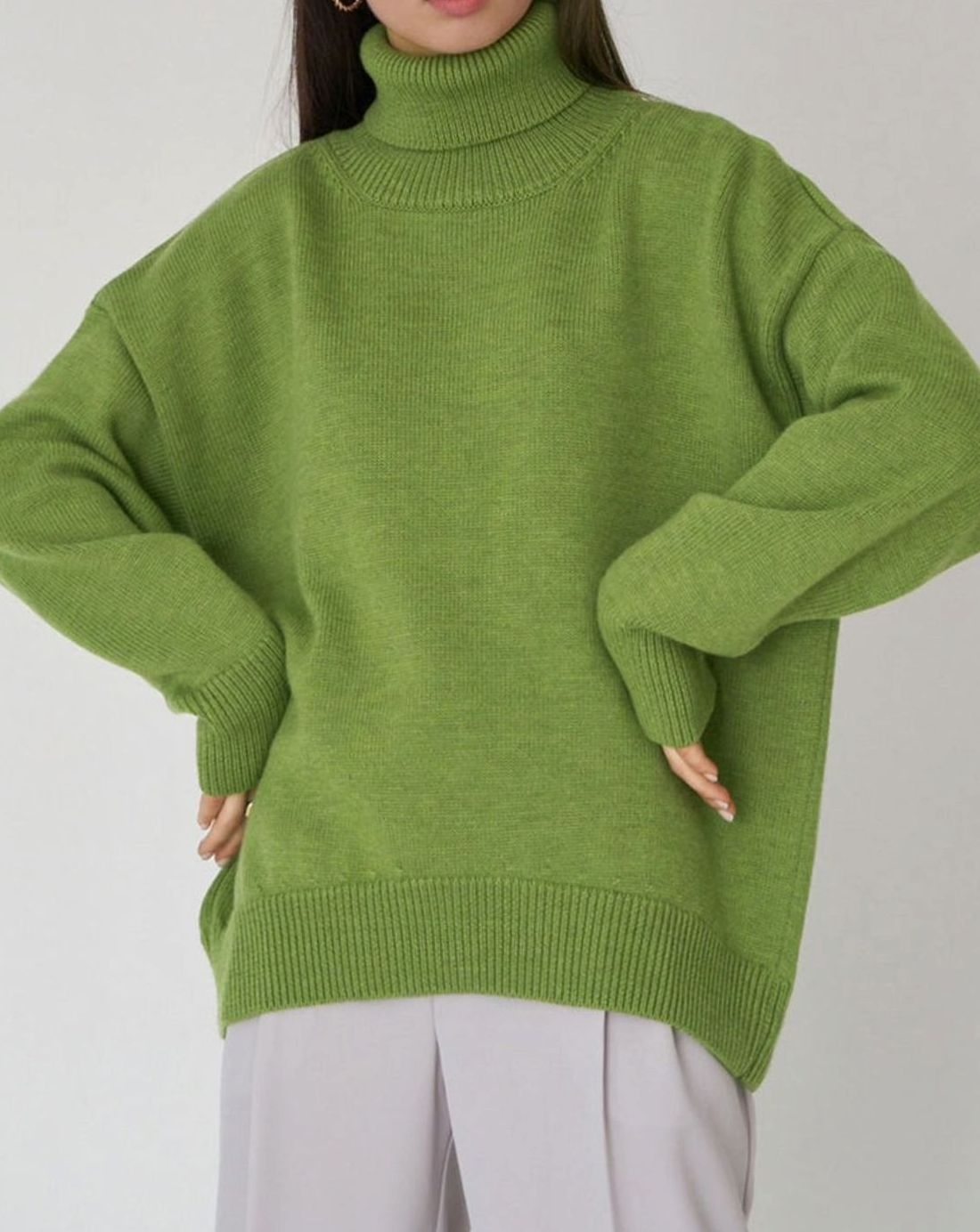 Damski sweter oversize z golfem z prążkowanej dzianiny