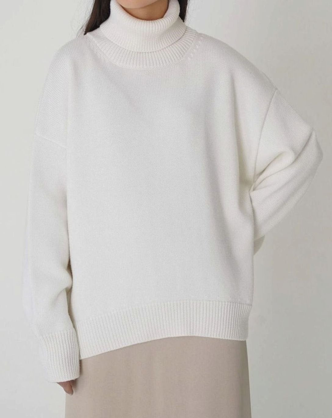 Damski sweter oversize z golfem z prążkowanej dzianiny