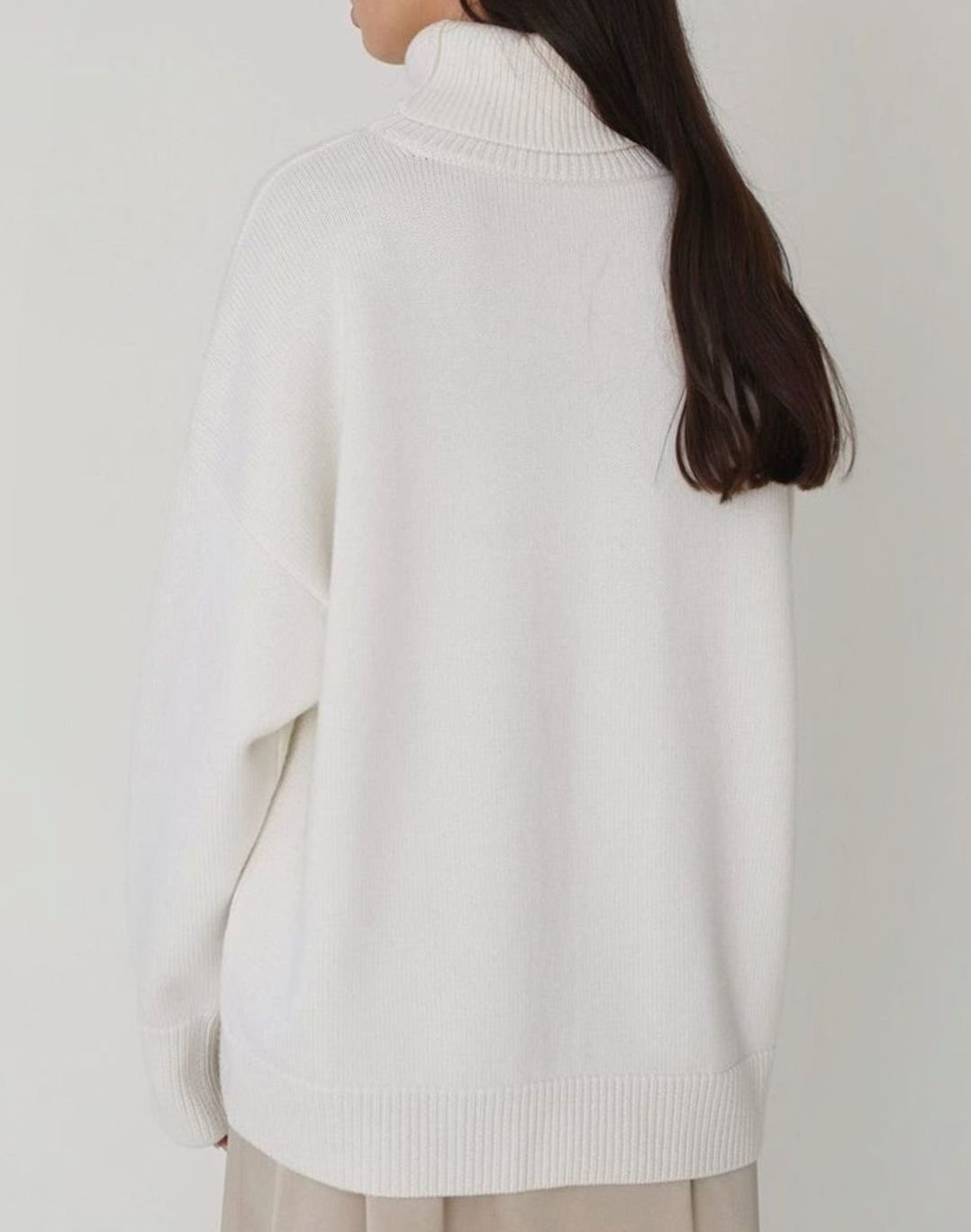 Damski sweter oversize z golfem z prążkowanej dzianiny