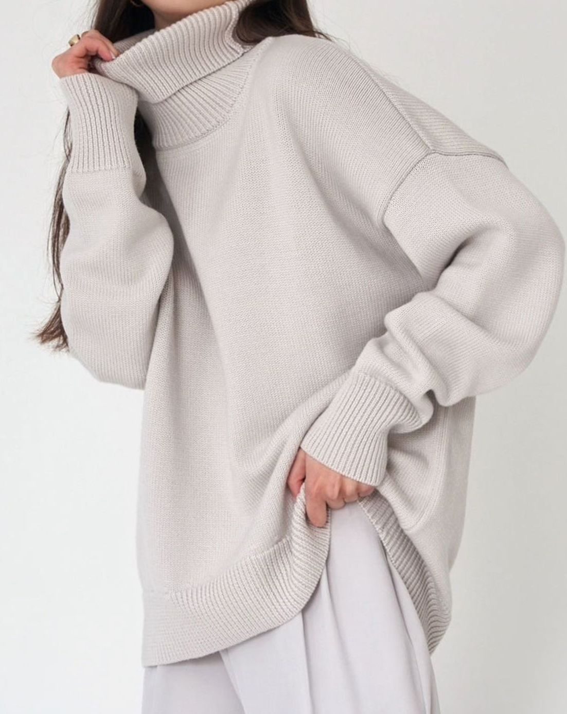Damski sweter oversize z golfem z prążkowanej dzianiny
