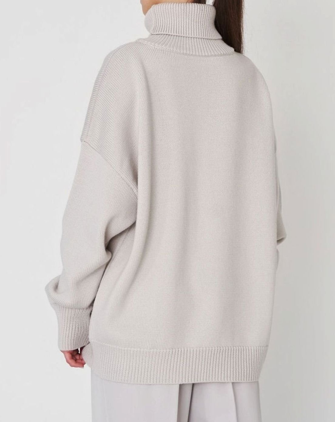 Damski sweter oversize z golfem z prążkowanej dzianiny