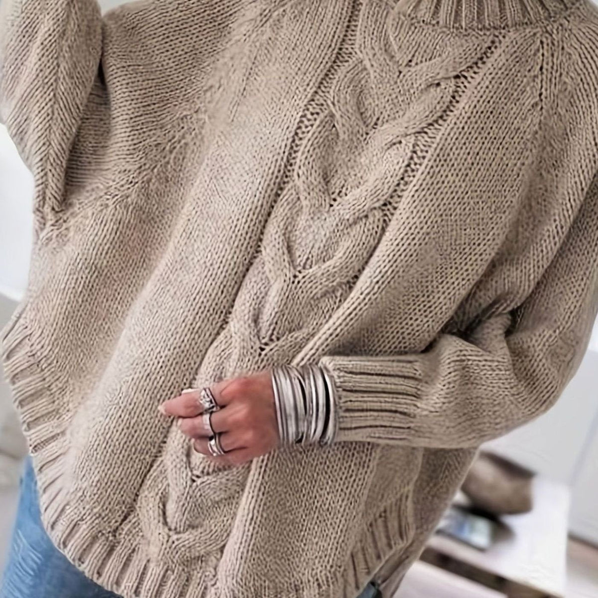 Damski sweter oversize ze splotem warkoczowym i półgolfem