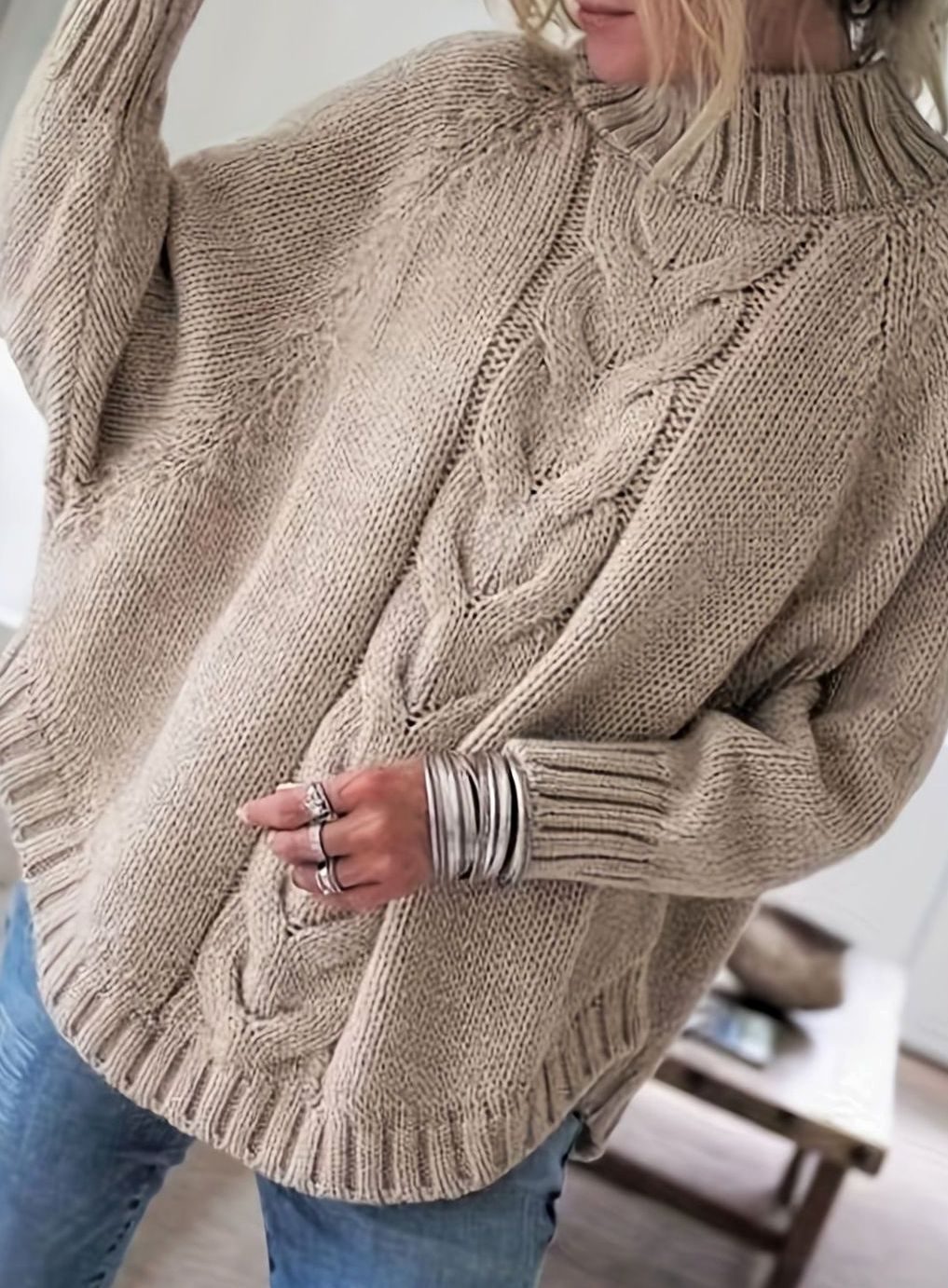 Damski sweter oversize ze splotem warkoczowym i półgolfem