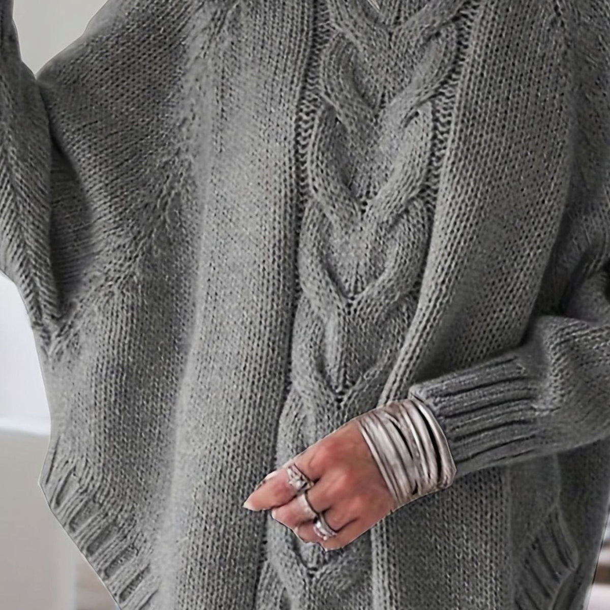 Damski sweter oversize ze splotem warkoczowym i półgolfem