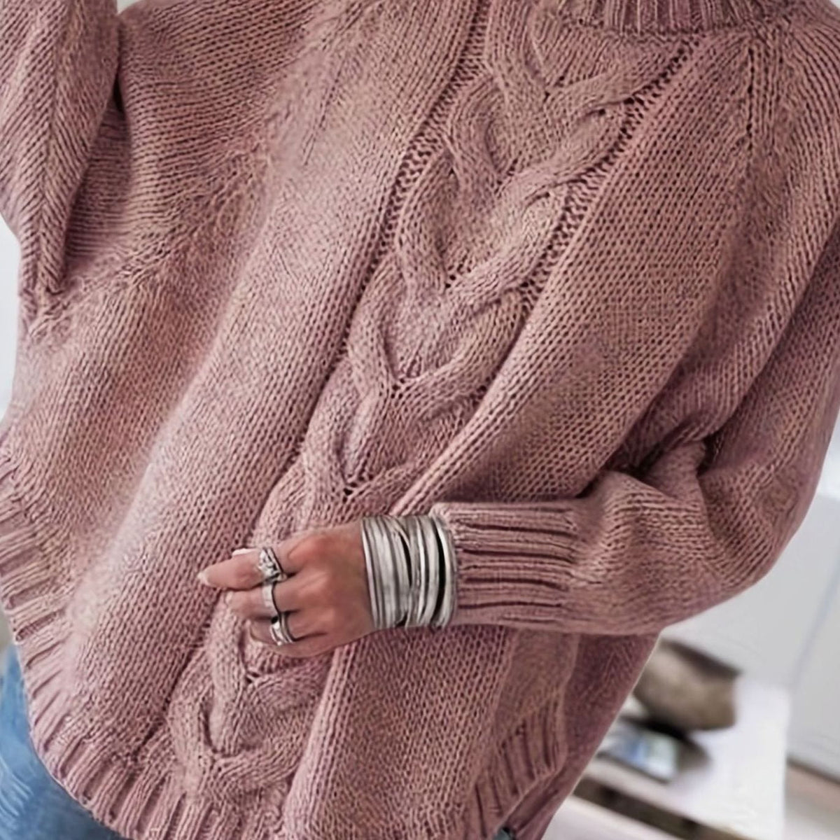 Damski sweter oversize ze splotem warkoczowym i półgolfem