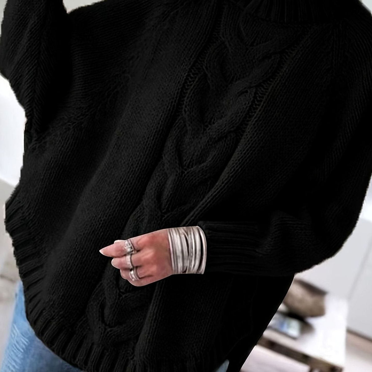 Damski sweter oversize ze splotem warkoczowym i półgolfem