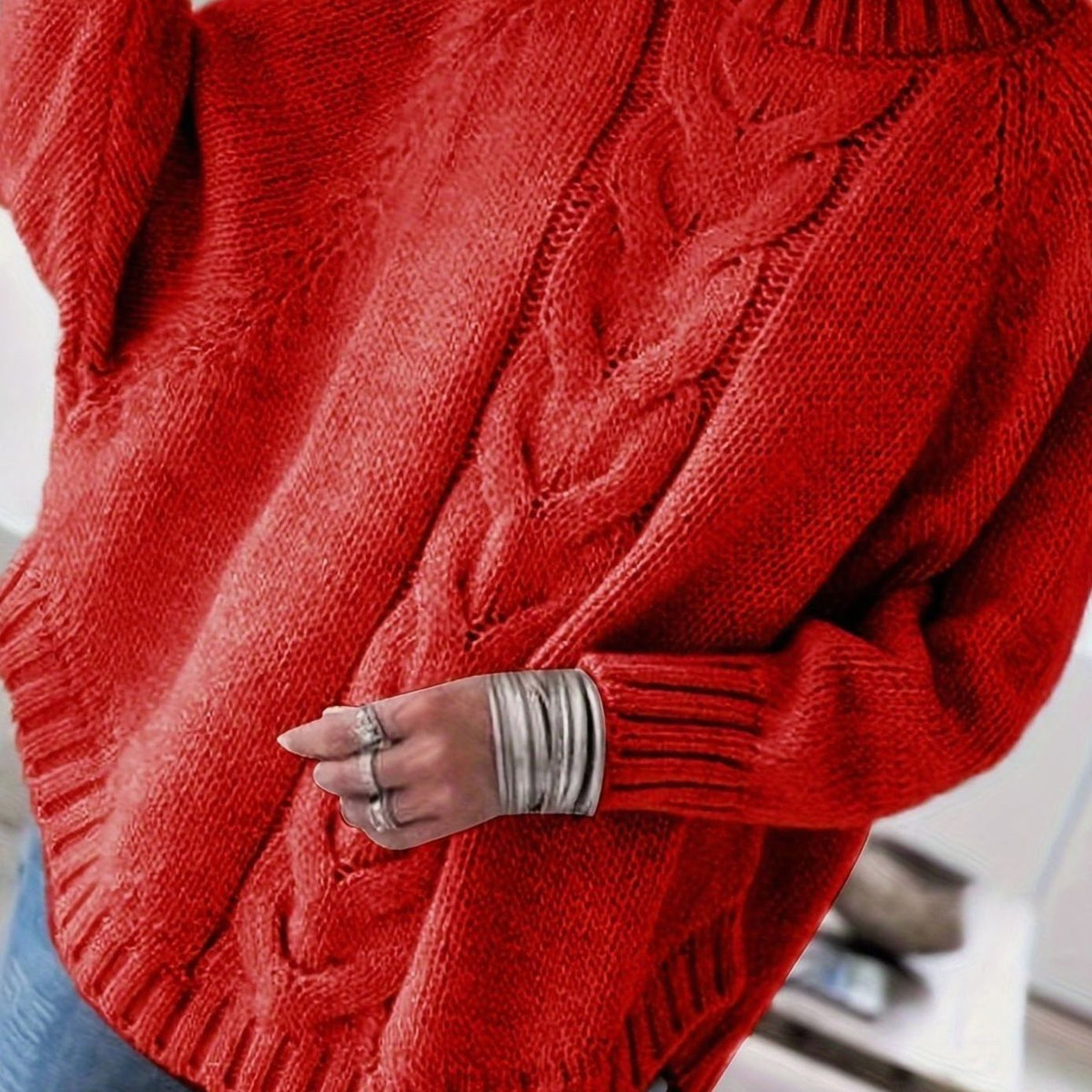 Damski sweter oversize ze splotem warkoczowym i półgolfem
