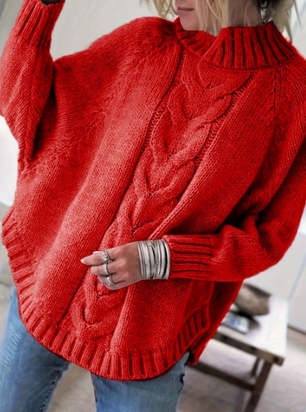 Damski sweter oversize ze splotem warkoczowym i półgolfem