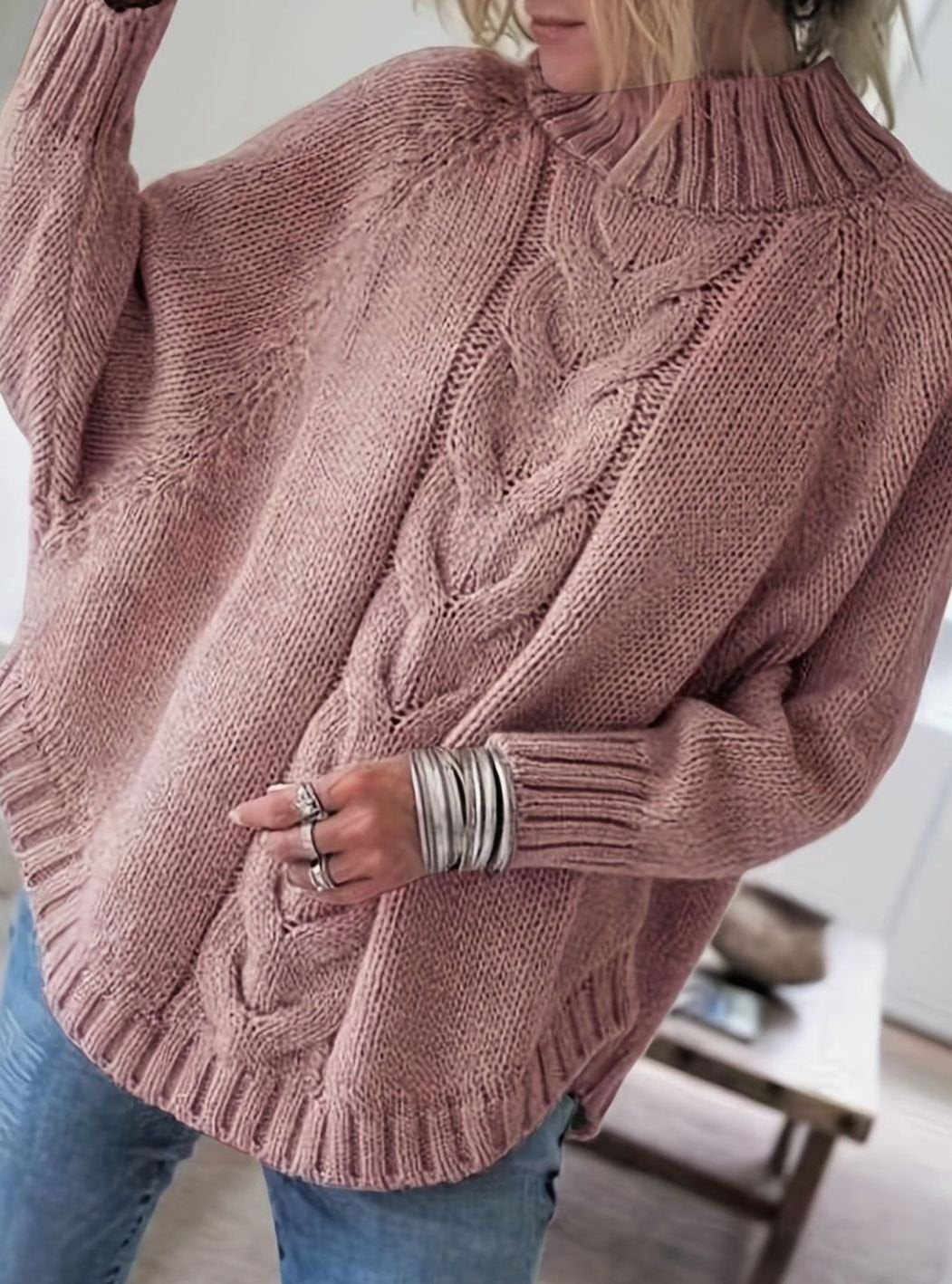 Damski sweter oversize ze splotem warkoczowym i półgolfem