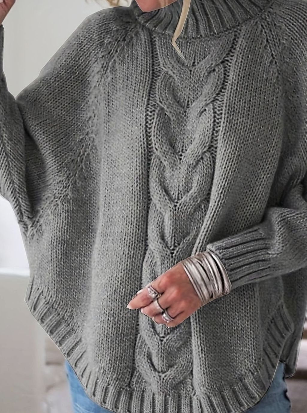 Damski sweter oversize ze splotem warkoczowym i półgolfem
