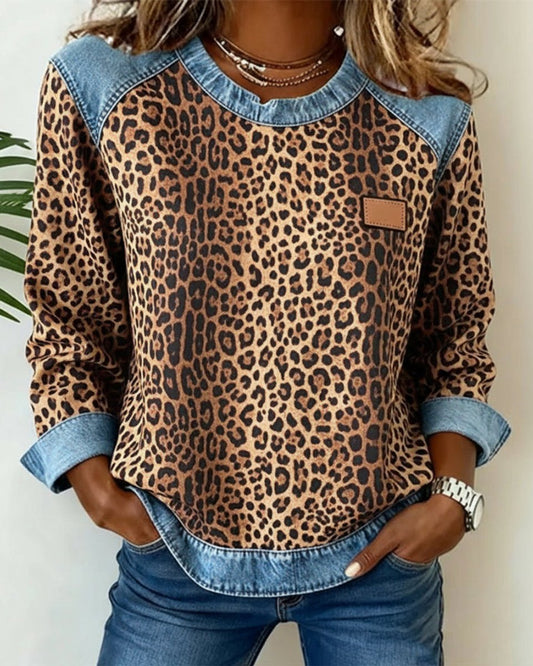 Damski sweter w panterkę z jeansowym patchworkiem