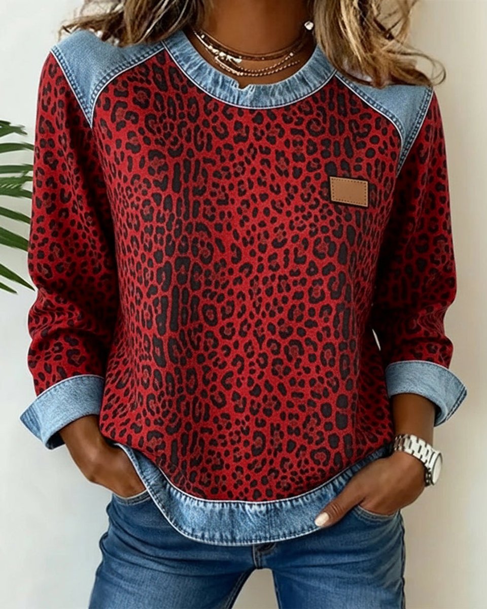Damski sweter w panterkę z jeansowym patchworkiem