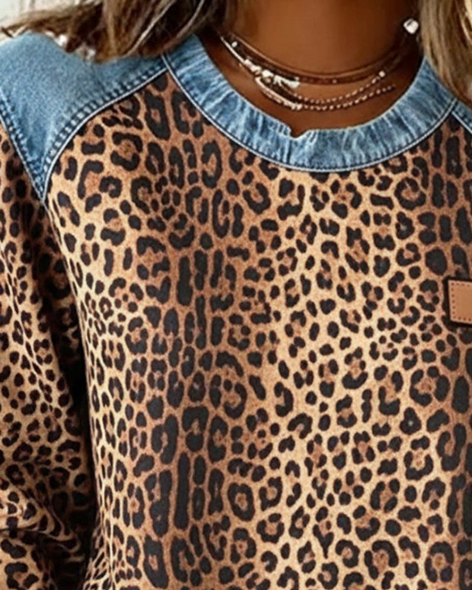 Damski sweter w panterkę z jeansowym patchworkiem
