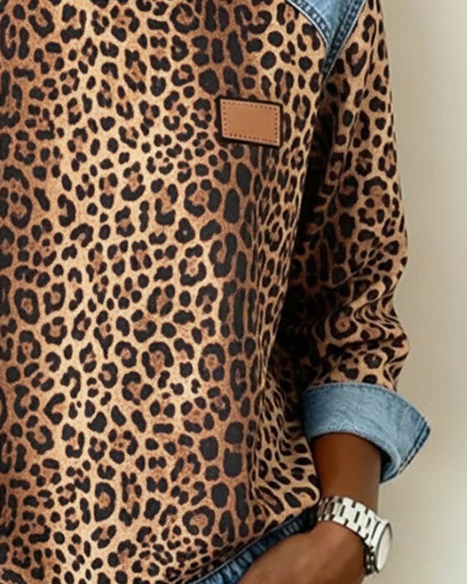 Damski sweter w panterkę z jeansowym patchworkiem