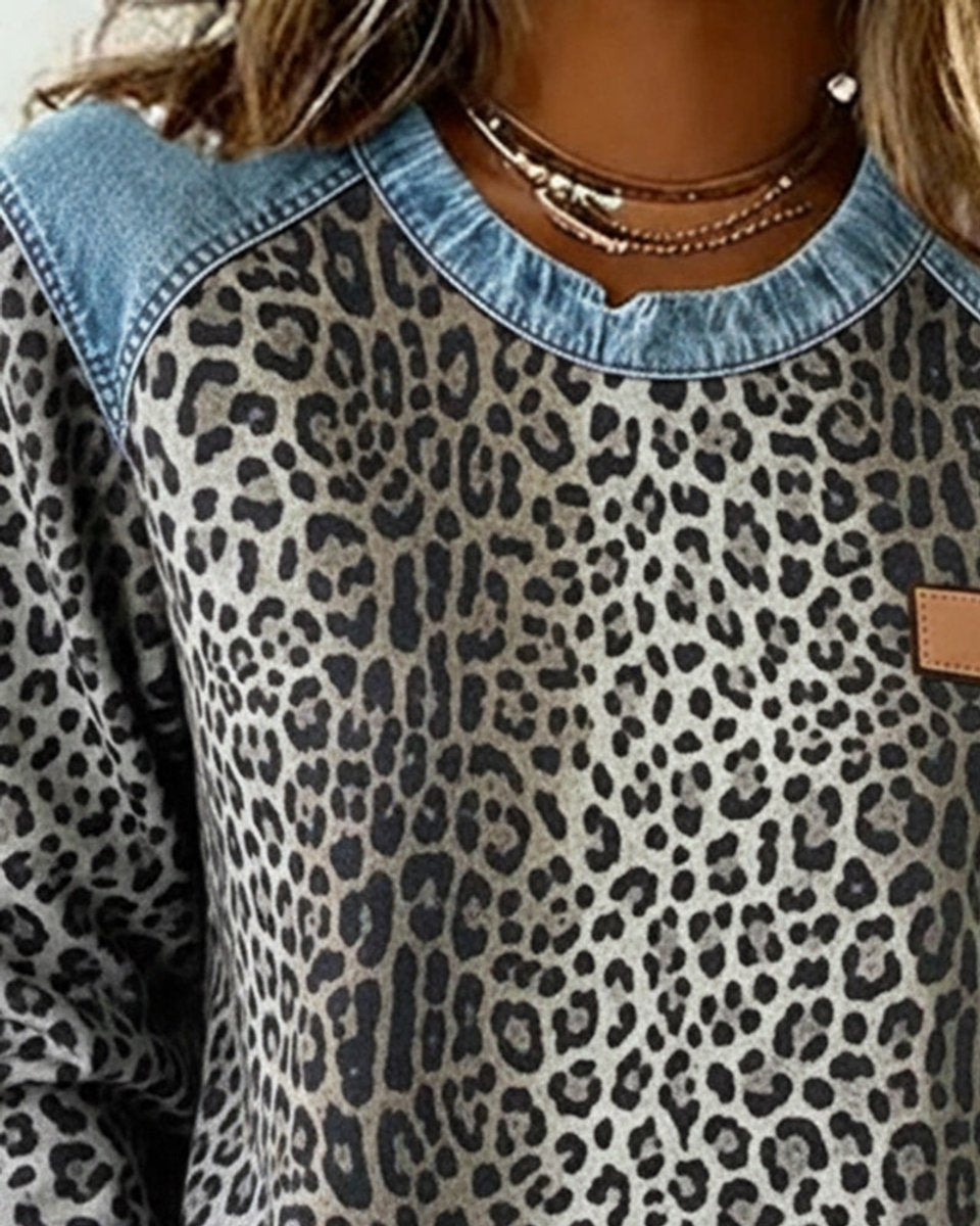 Damski sweter w panterkę z jeansowym patchworkiem