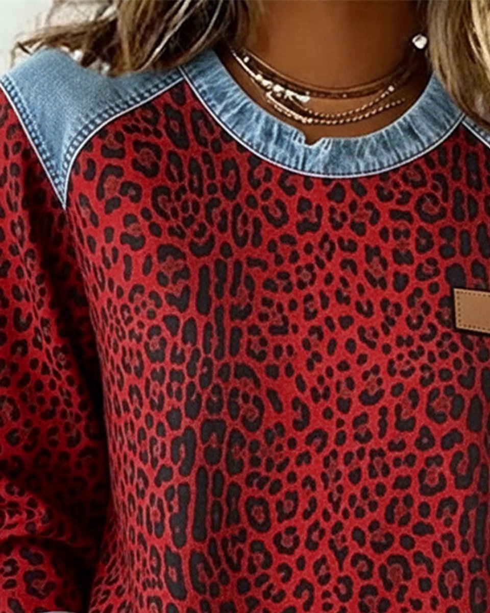 Damski sweter w panterkę z jeansowym patchworkiem
