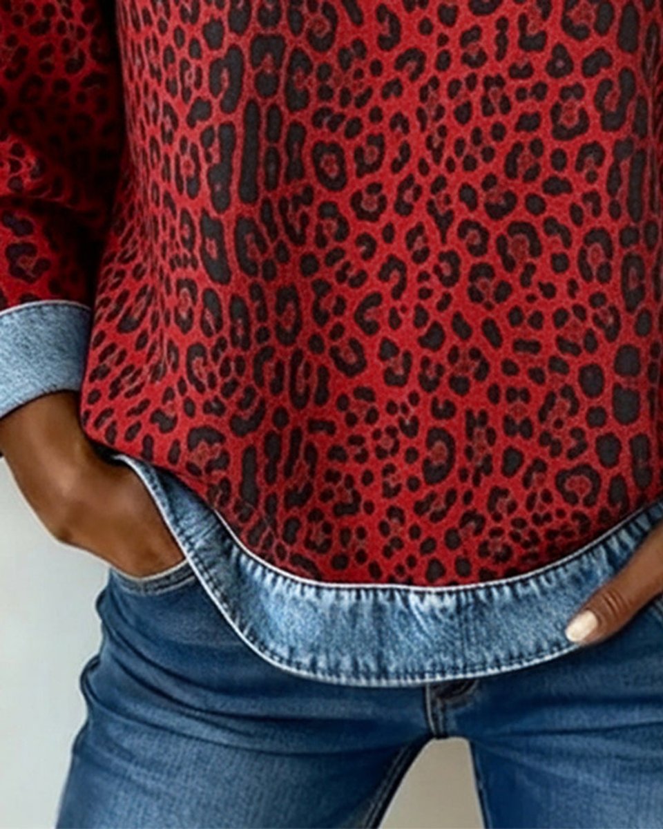 Damski sweter w panterkę z jeansowym patchworkiem