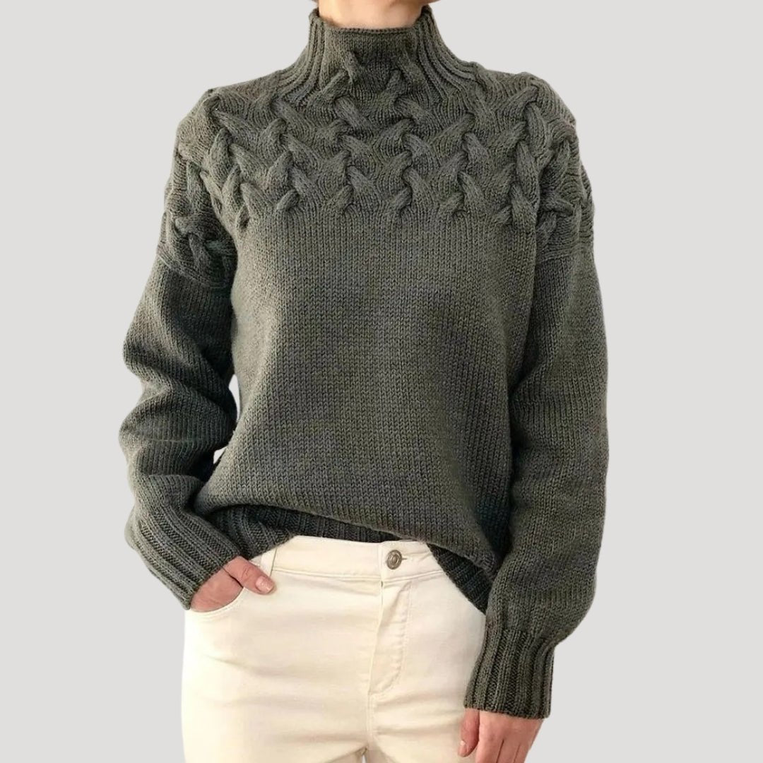 Damski sweter z golfem o warkoczowym splocie