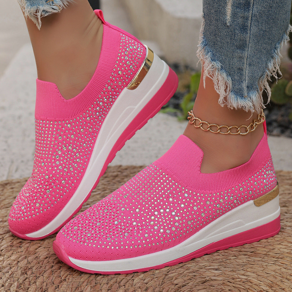 Damskie dzianinowe sneakersy slip-on z błyszczącym zdobieniem z cyrkonii, elastyczną wstawką i amortyzującą podeszwą na platformie
