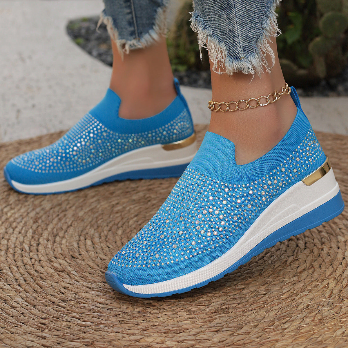Damskie dzianinowe sneakersy slip-on z błyszczącym zdobieniem z cyrkonii, elastyczną wstawką i amortyzującą podeszwą na platformie