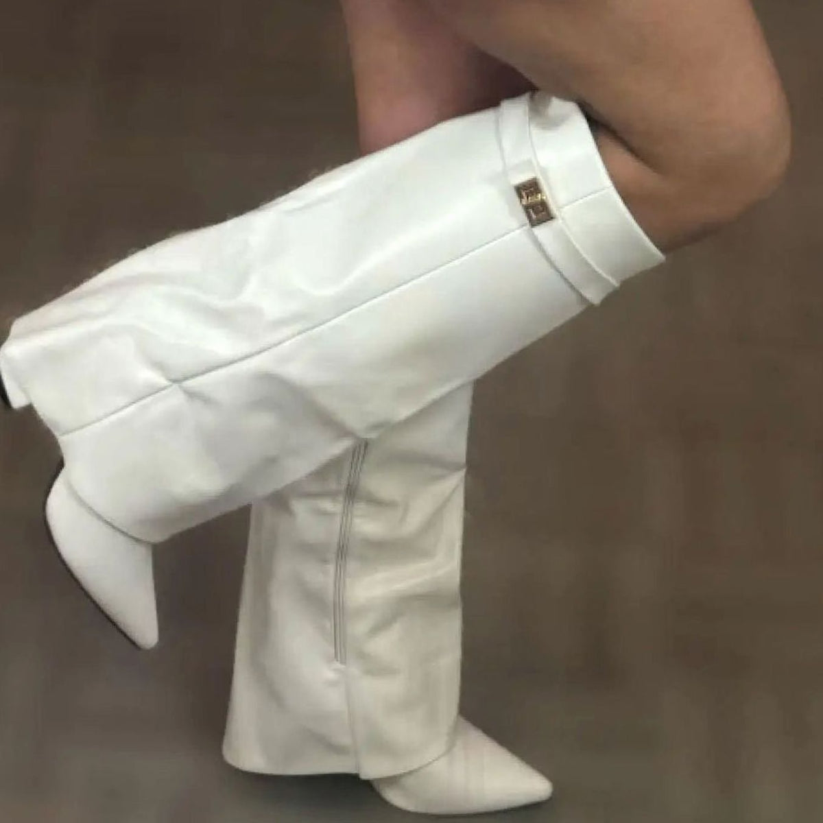 Damskie zamszowe kozaki na koturnie z paskiem i klamrą za kolano