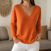 Dzianinowy sweter z dekoltem w serek z falistym brzegiem