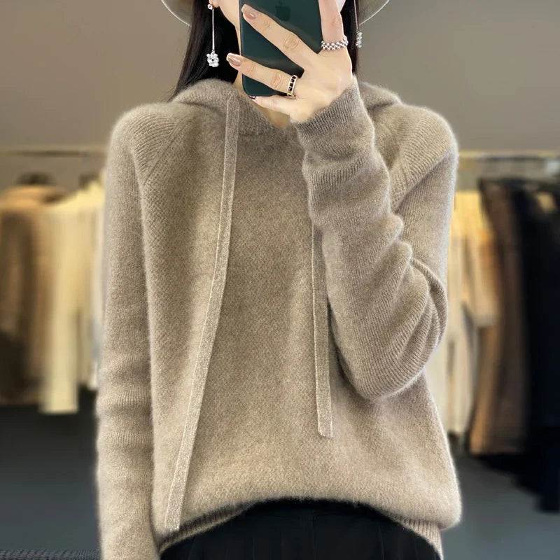 Dzianinowy sweter z kapturem o miękkiej fakturze