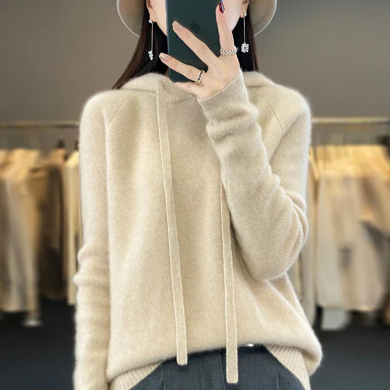 Dzianinowy sweter z kapturem o miękkiej fakturze