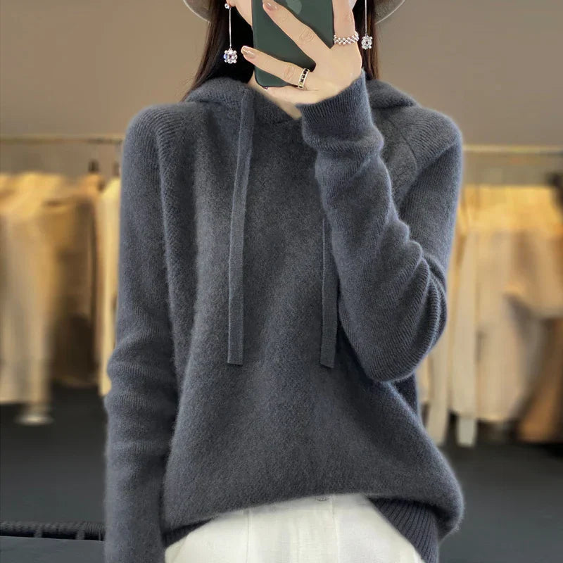 Dzianinowy sweter z kapturem o miękkiej fakturze