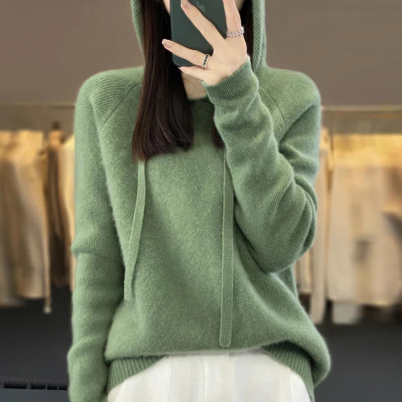 Dzianinowy sweter z kapturem o miękkiej fakturze